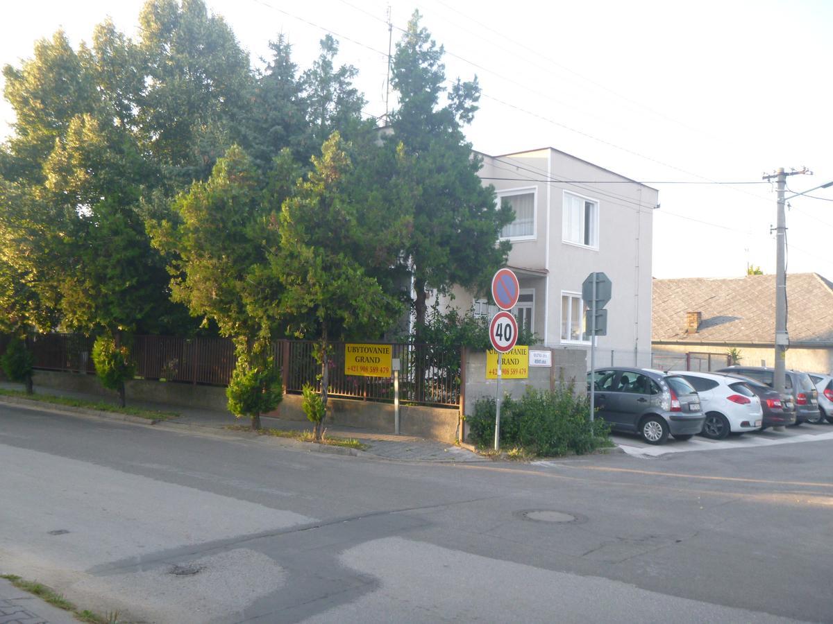 Apartmanovy Dom Grand Štúrovo Dış mekan fotoğraf